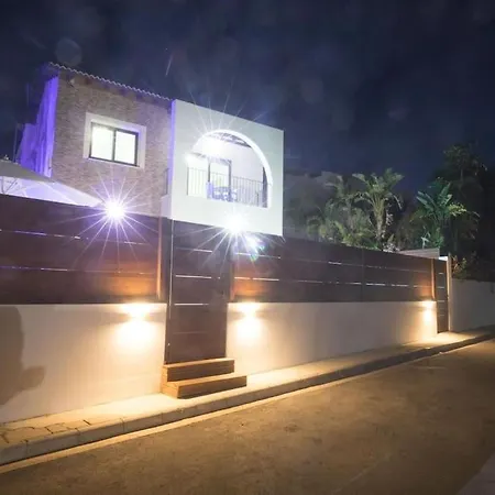 Sunnyvillas: 4br Villa☆private Pool + Jacuzzi - Amelie Vila Protaras