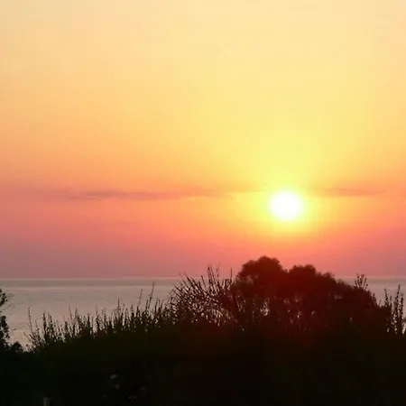 Sunnyvillas: 4br Villa☆private Pool + Jacuzzi - Amelie Vila Protaras