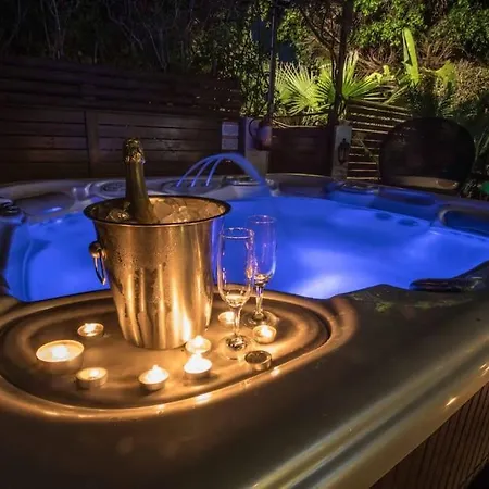 Sunnyvillas: 4br Villa☆private Pool + Jacuzzi - Amelie Vila Protaras