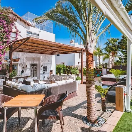 Vila Sunnyvillas: 4br Villa☆private Pool + Jacuzzi - Amelie Protaras